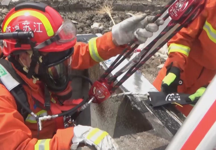 工人墜落消防水池，消防員用救援支架施救