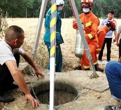 炎熱夏季，男子被困30米深井，消防員用救援支架實施救援